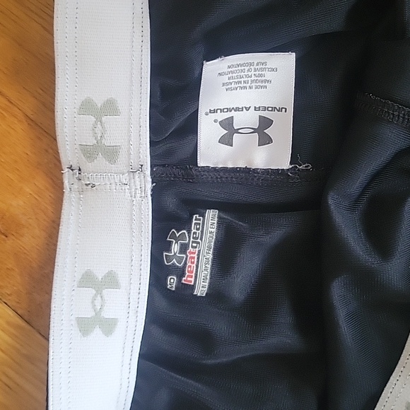 Under armour heat gear womens shorts size medium black with white steps - Picture 2 of 3